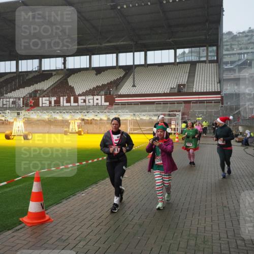 07.12.2025 - St. Pauli X-Mass-Run No. 15 Fabian Wolf http://msf.ph/oto/9409452 07.12.2025 11:09:05 Ziel 335, 338, 341, 495, 496, 619, 1136, 1138, 1140, 1205, 1211, 1502, 1511, 1574, 2070, 2879, 2898 meine-sportfotos.de