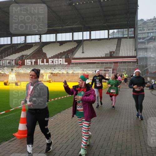 07.12.2025 - St. Pauli X-Mass-Run No. 15 Fabian Wolf http://msf.ph/oto/9409461 07.12.2025 11:09:06 Ziel 335, 338, 341, 495, 496, 619, 1136, 1138, 1140, 1205, 1211, 1502, 1511, 1574, 2070, 2879, 2898 meine-sportfotos.de