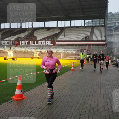 07.12.2025 - St. Pauli X-Mass-Run No. 15 Fabian Wolf http://msf.ph/oto/9409526 07.12.2025 11:09:13 Ziel 44, 51, 495, 496, 558, 619, 1110, 1136, 1138, 1140, 1205, 1211, 1260, 1574 meine-sportfotos.de
