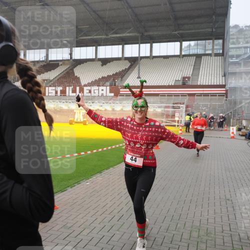 07.12.2025 - St. Pauli X-Mass-Run No. 15 Fabian Wolf http://msf.ph/oto/9409568 07.12.2025 11:09:17 Ziel 44, 51, 558, 1110, 1136, 1138, 1140, 1260, 1574 meine-sportfotos.de
