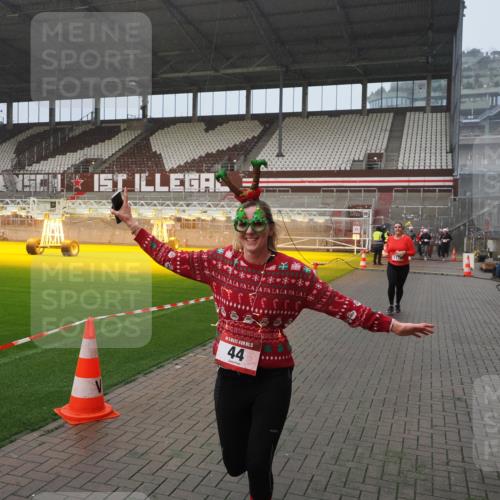 07.12.2025 - St. Pauli X-Mass-Run No. 15 Fabian Wolf http://msf.ph/oto/9409571 07.12.2025 11:09:18 Ziel 44, 51, 558, 1110, 1260, 1574 meine-sportfotos.de