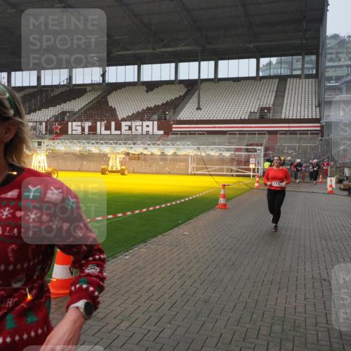 07.12.2025 - St. Pauli X-Mass-Run No. 15 Fabian Wolf http://msf.ph/oto/9409580 07.12.2025 11:09:18 Ziel 44, 51, 558, 1110, 1260, 1574 meine-sportfotos.de