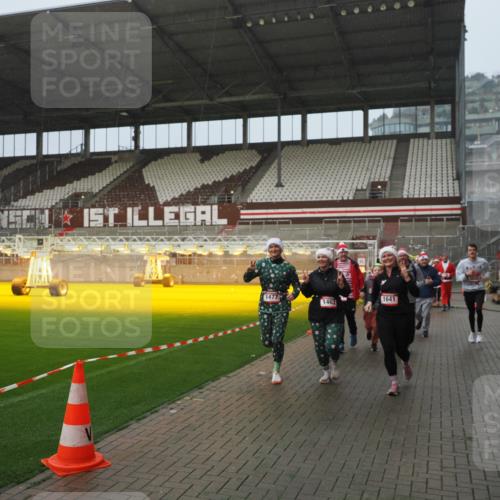 07.12.2025 - St. Pauli X-Mass-Run No. 15 Fabian Wolf http://msf.ph/oto/9409610 07.12.2025 11:09:28 Ziel 44, 51, 59, 66, 266, 330, 971, 1084, 1110, 1463, 1477, 1641, 1851, 1870, 1945, 1974, 2042, 3151, 4190, 4191 meine-sportfotos.de