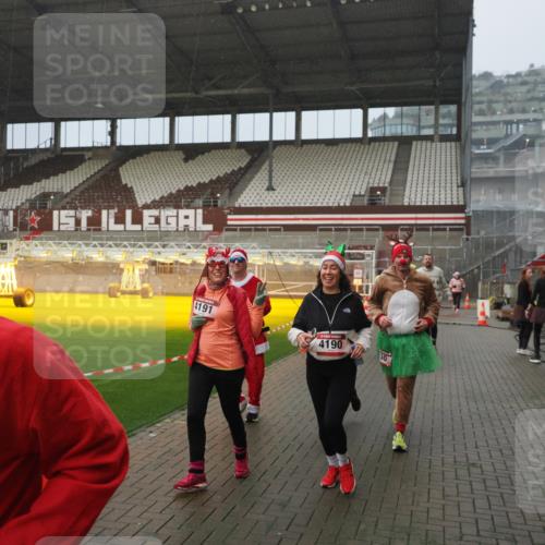 07.12.2025 - St. Pauli X-Mass-Run No. 15 Fabian Wolf http://msf.ph/oto/9409716 07.12.2025 11:09:36 Ziel 59, 66, 266, 330, 971, 1084, 1463, 1477, 1579, 1582, 1641, 1851, 1870, 1945, 1974, 2042, 3151, 4190, 4191 meine-sportfotos.de