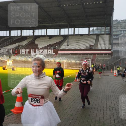 07.12.2025 - St. Pauli X-Mass-Run No. 15 Fabian Wolf http://msf.ph/oto/9409856 07.12.2025 11:09:54 Ziel 696, 720, 737, 755, 814, 863, 1157, 1163 meine-sportfotos.de