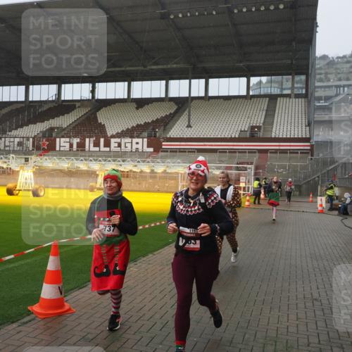 07.12.2025 - St. Pauli X-Mass-Run No. 15 Fabian Wolf http://msf.ph/oto/9409865 07.12.2025 11:09:54 Ziel 696, 720, 737, 755, 814, 863, 1157, 1163 meine-sportfotos.de