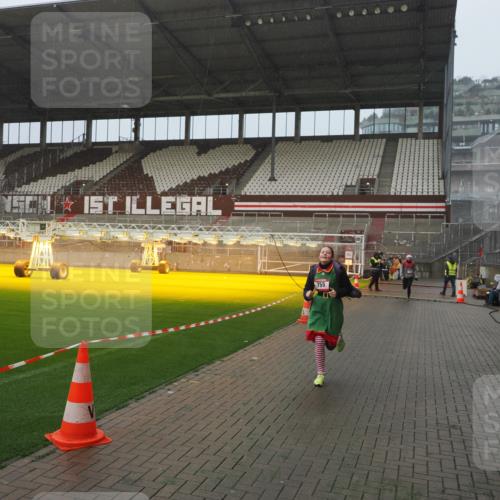 07.12.2025 - St. Pauli X-Mass-Run No. 15 Fabian Wolf http://msf.ph/oto/9409891 07.12.2025 11:09:57 Ziel 696, 720, 737, 753, 755, 814, 863, 1157, 1163 meine-sportfotos.de