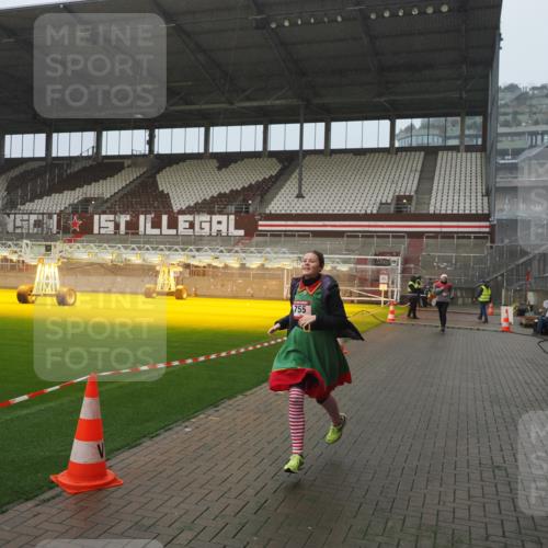 07.12.2025 - St. Pauli X-Mass-Run No. 15 Fabian Wolf http://msf.ph/oto/9409900 07.12.2025 11:09:57 Ziel 696, 720, 737, 753, 755, 814, 863, 1157, 1163 meine-sportfotos.de