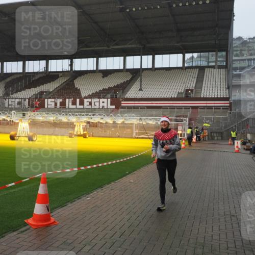 07.12.2025 - St. Pauli X-Mass-Run No. 15 Fabian Wolf http://msf.ph/oto/9409912 07.12.2025 11:10:02 Ziel 696, 720, 737, 753, 755, 863, 1163 meine-sportfotos.de