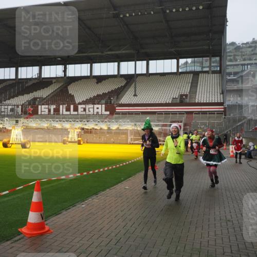 07.12.2025 - St. Pauli X-Mass-Run No. 15 Fabian Wolf http://msf.ph/oto/9409939 07.12.2025 11:10:20 Ziel 42, 53, 980, 1298, 1299, 1398, 1694, 1697, 1739, 1740, 2371 meine-sportfotos.de