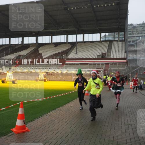 07.12.2025 - St. Pauli X-Mass-Run No. 15 Fabian Wolf http://msf.ph/oto/9409942 07.12.2025 11:10:20 Ziel 42, 53, 980, 1298, 1299, 1398, 1694, 1697, 1739, 1740, 2371 meine-sportfotos.de
