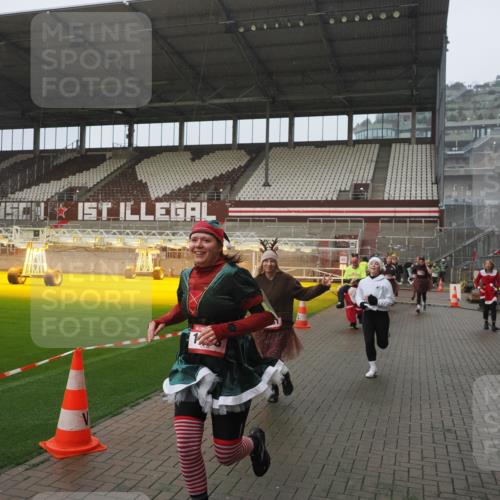 07.12.2025 - St. Pauli X-Mass-Run No. 15 Fabian Wolf http://msf.ph/oto/9409972 07.12.2025 11:10:22 Ziel 42, 53, 980, 1298, 1299, 1398, 1694, 1697, 1739, 1740, 2371 meine-sportfotos.de