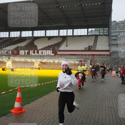 07.12.2025 - St. Pauli X-Mass-Run No. 15 Fabian Wolf http://msf.ph/oto/9409993 07.12.2025 11:10:23 Ziel 42, 53, 980, 1298, 1299, 1398, 1694, 1697, 1739, 1740, 2371 meine-sportfotos.de