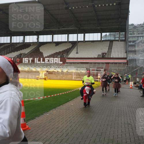 07.12.2025 - St. Pauli X-Mass-Run No. 15 Fabian Wolf http://msf.ph/oto/9410002 07.12.2025 11:10:24 Ziel 42, 53, 980, 1298, 1299, 1398, 1694, 1697, 1739, 1740, 2371 meine-sportfotos.de