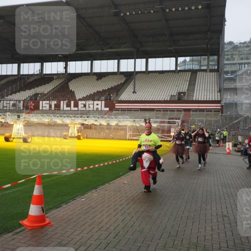 07.12.2025 - St. Pauli X-Mass-Run No. 15 Fabian Wolf http://msf.ph/oto/9410005 07.12.2025 11:10:24 Ziel 42, 53, 980, 1298, 1299, 1398, 1694, 1697, 1739, 1740, 2371 meine-sportfotos.de