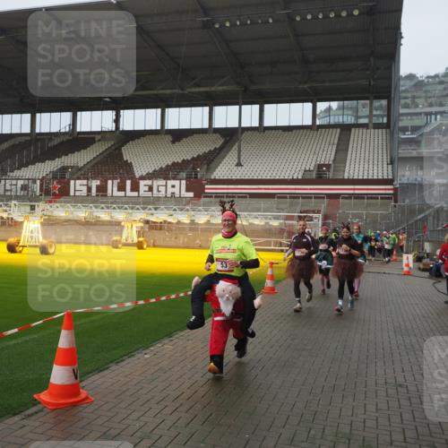 07.12.2025 - St. Pauli X-Mass-Run No. 15 Fabian Wolf http://msf.ph/oto/9410012 07.12.2025 11:10:25 Ziel 42, 53, 980, 1298, 1299, 1398, 1694, 1697, 1739, 1740, 2371 meine-sportfotos.de