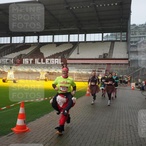 07.12.2025 - St. Pauli X-Mass-Run No. 15 Fabian Wolf http://msf.ph/oto/9410019 07.12.2025 11:10:25 Ziel 42, 53, 980, 1298, 1299, 1398, 1694, 1697, 1739, 1740, 2371 meine-sportfotos.de