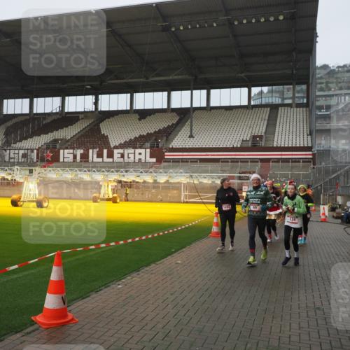 07.12.2025 - St. Pauli X-Mass-Run No. 15 Fabian Wolf http://msf.ph/oto/9410078 07.12.2025 11:10:33 Ziel 29, 30, 31, 42, 49, 53, 122, 134, 745, 980, 1064, 1066, 1298, 1380, 1398, 1692, 1694, 1697, 1739, 1740, 2371, 3124, 3136 meine-sportfotos.de