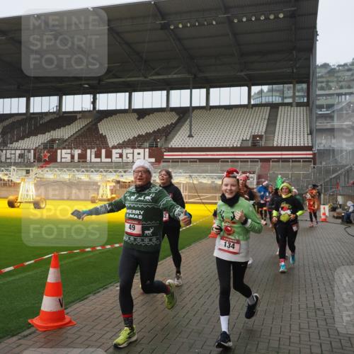 07.12.2025 - St. Pauli X-Mass-Run No. 15 Fabian Wolf http://msf.ph/oto/9410099 07.12.2025 11:10:34 Ziel 29, 30, 31, 42, 49, 53, 122, 134, 745, 980, 1064, 1066, 1298, 1380, 1398, 1692, 1694, 1697, 1739, 1740, 3124, 3136 meine-sportfotos.de