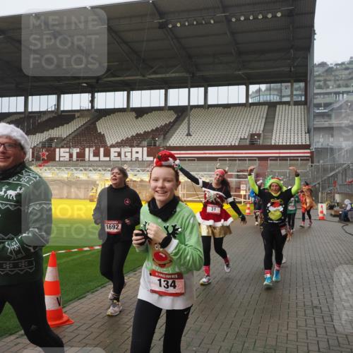 07.12.2025 - St. Pauli X-Mass-Run No. 15 Fabian Wolf http://msf.ph/oto/9410108 07.12.2025 11:10:35 Ziel 29, 30, 31, 42, 49, 53, 122, 134, 745, 980, 1064, 1066, 1298, 1380, 1398, 1692, 1694, 1697, 1739, 1740, 3124, 3136 meine-sportfotos.de