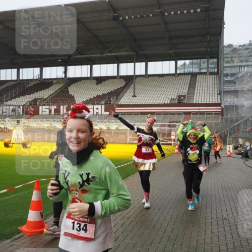 07.12.2025 - St. Pauli X-Mass-Run No. 15 Fabian Wolf http://msf.ph/oto/9410112 07.12.2025 11:10:35 Ziel 29, 30, 31, 42, 49, 53, 122, 134, 745, 980, 1064, 1066, 1298, 1380, 1398, 1692, 1694, 1697, 1739, 1740, 3124, 3136 meine-sportfotos.de