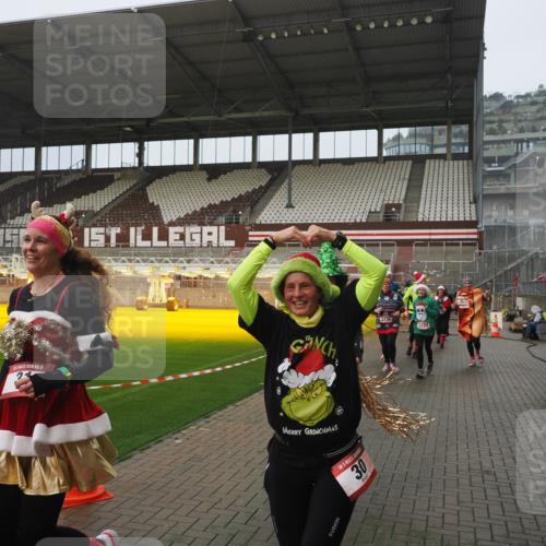 07.12.2025 - St. Pauli X-Mass-Run No. 15 Fabian Wolf http://msf.ph/oto/9410132 07.12.2025 11:10:36 Ziel 29, 30, 31, 49, 53, 122, 134, 745, 1064, 1066, 1298, 1380, 1398, 1626, 1692, 1694, 1697, 1739, 1740, 3124, 3136 meine-sportfotos.de