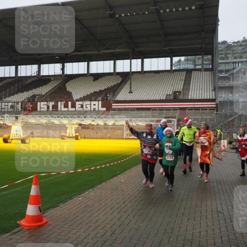07.12.2025 - St. Pauli X-Mass-Run No. 15 Fabian Wolf http://msf.ph/oto/9410161 07.12.2025 11:10:38 Ziel 29, 30, 31, 49, 122, 134, 745, 1064, 1066, 1380, 1398, 1626, 1692, 1694, 1739, 1740, 3124, 3136 meine-sportfotos.de
