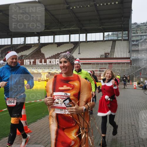 07.12.2025 - St. Pauli X-Mass-Run No. 15 Fabian Wolf http://msf.ph/oto/9410204 07.12.2025 11:10:41 Ziel 29, 30, 31, 49, 122, 134, 745, 1064, 1066, 1380, 1584, 1626, 1692, 3124, 3136, 4574 meine-sportfotos.de