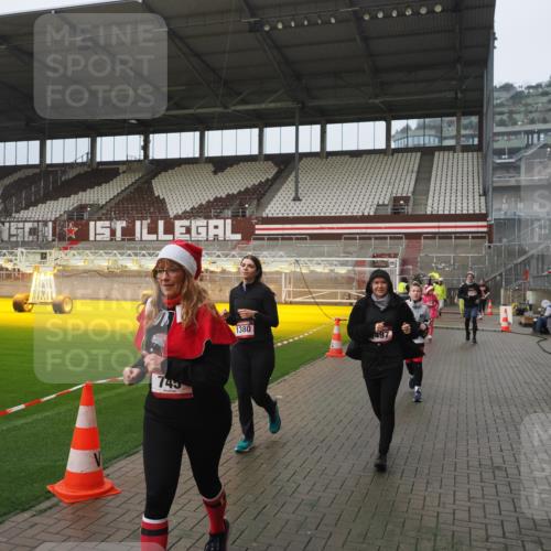 07.12.2025 - St. Pauli X-Mass-Run No. 15 Fabian Wolf http://msf.ph/oto/9410225 07.12.2025 11:10:43 Ziel 29, 30, 31, 49, 122, 134, 745, 1064, 1066, 1380, 1400, 1402, 1584, 1626, 1692, 3124, 3136, 4574 meine-sportfotos.de