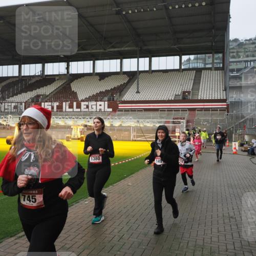 07.12.2025 - St. Pauli X-Mass-Run No. 15 Fabian Wolf http://msf.ph/oto/9410231 07.12.2025 11:10:43 Ziel 29, 30, 31, 49, 122, 134, 745, 1064, 1066, 1380, 1400, 1402, 1584, 1626, 1692, 3124, 3136, 4574 meine-sportfotos.de