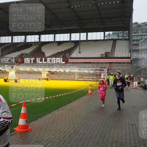 07.12.2025 - St. Pauli X-Mass-Run No. 15 Fabian Wolf http://msf.ph/oto/9410255 07.12.2025 11:10:45 Ziel 29, 30, 31, 49, 122, 134, 745, 1064, 1066, 1380, 1400, 1402, 1584, 1626, 1692, 3124, 3136, 4574 meine-sportfotos.de