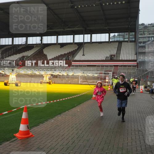 07.12.2025 - St. Pauli X-Mass-Run No. 15 Fabian Wolf http://msf.ph/oto/9410265 07.12.2025 11:10:46 Ziel 29, 30, 31, 49, 122, 134, 745, 1064, 1066, 1380, 1400, 1402, 1584, 1626, 1692, 3124, 3136, 4574 meine-sportfotos.de