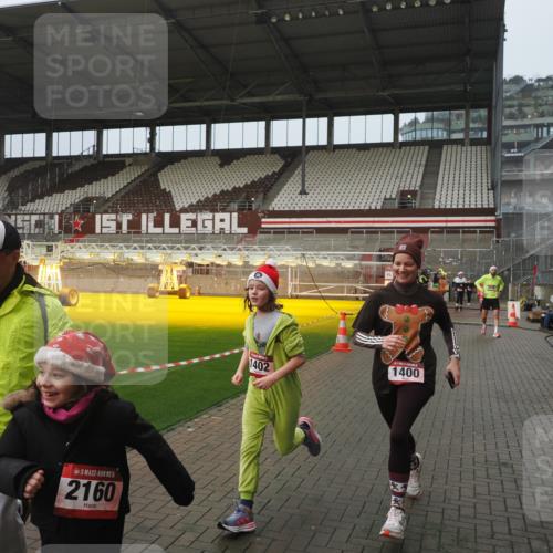 07.12.2025 - St. Pauli X-Mass-Run No. 15 Fabian Wolf http://msf.ph/oto/9410303 07.12.2025 11:10:50 Ziel 29, 745, 1064, 1066, 1380, 1400, 1402, 1584, 1626, 2616, 4574 meine-sportfotos.de