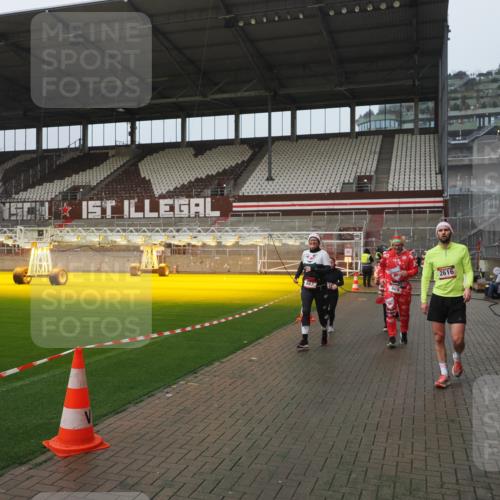 07.12.2025 - St. Pauli X-Mass-Run No. 15 Fabian Wolf http://msf.ph/oto/9410319 07.12.2025 11:10:57 Ziel 48, 660, 667, 669, 1400, 1402, 1584, 2616, 4574 meine-sportfotos.de