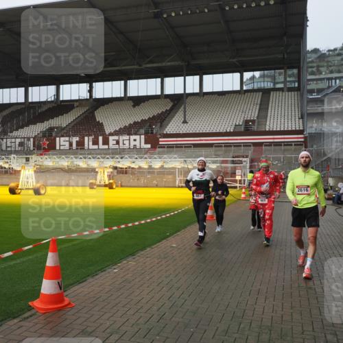 07.12.2025 - St. Pauli X-Mass-Run No. 15 Fabian Wolf http://msf.ph/oto/9410325 07.12.2025 11:10:58 Ziel 48, 660, 667, 669, 1400, 1402, 1584, 2616, 4574 meine-sportfotos.de