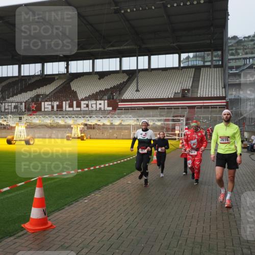 07.12.2025 - St. Pauli X-Mass-Run No. 15 Fabian Wolf http://msf.ph/oto/9410328 07.12.2025 11:10:58 Ziel 48, 660, 667, 669, 1400, 1402, 1584, 2616, 4574 meine-sportfotos.de