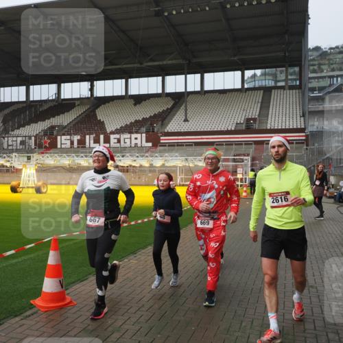 07.12.2025 - St. Pauli X-Mass-Run No. 15 Fabian Wolf http://msf.ph/oto/9410349 07.12.2025 11:10:59 Ziel 48, 660, 667, 669, 1400, 1402, 1584, 2616, 4574 meine-sportfotos.de