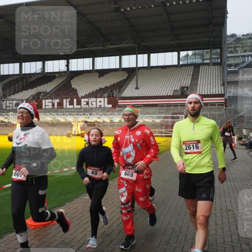 07.12.2025 - St. Pauli X-Mass-Run No. 15 Fabian Wolf http://msf.ph/oto/9410355 07.12.2025 11:11:00 Ziel 48, 660, 667, 669, 1400, 1402, 2616 meine-sportfotos.de