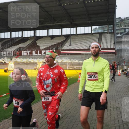 07.12.2025 - St. Pauli X-Mass-Run No. 15 Fabian Wolf http://msf.ph/oto/9410361 07.12.2025 11:11:00 Ziel 48, 660, 667, 669, 1400, 1402, 2616 meine-sportfotos.de