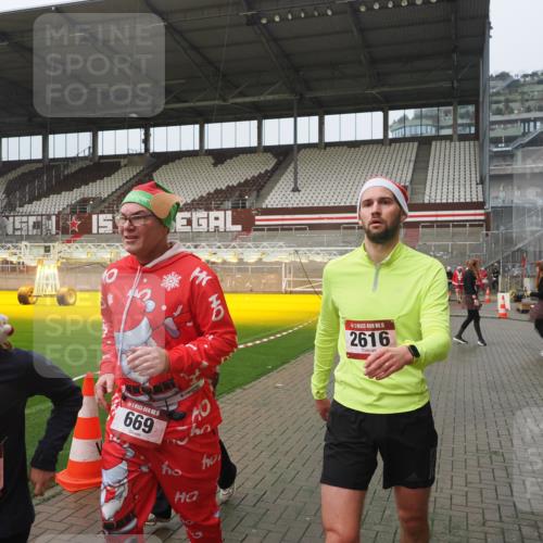 07.12.2025 - St. Pauli X-Mass-Run No. 15 Fabian Wolf http://msf.ph/oto/9410364 07.12.2025 11:11:00 Ziel 48, 660, 667, 669, 1400, 1402, 2616 meine-sportfotos.de