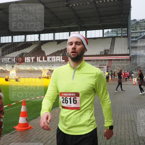 07.12.2025 - St. Pauli X-Mass-Run No. 15 Fabian Wolf http://msf.ph/oto/9410373 07.12.2025 11:11:01 Ziel 48, 660, 667, 669, 1400, 1402, 1518, 2616 meine-sportfotos.de