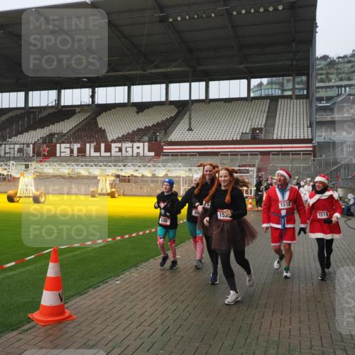 07.12.2025 - St. Pauli X-Mass-Run No. 15 Fabian Wolf http://msf.ph/oto/9410379 07.12.2025 11:11:11 Ziel 48, 411, 660, 667, 669, 697, 698, 777, 787, 788, 812, 815, 817, 832, 841, 909, 1518, 1519, 1557, 1565, 1568, 1619, 1707, 2258, 2742, 4801, 4813 meine-sportfotos.de
