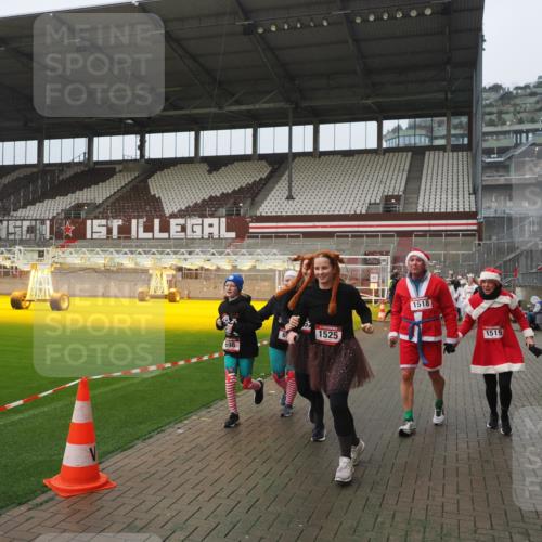 07.12.2025 - St. Pauli X-Mass-Run No. 15 Fabian Wolf http://msf.ph/oto/9410382 07.12.2025 11:11:11 Ziel 48, 411, 660, 667, 669, 697, 698, 777, 787, 788, 812, 815, 817, 832, 841, 909, 1518, 1519, 1557, 1565, 1568, 1619, 1707, 2258, 2742, 4801, 4813 meine-sportfotos.de