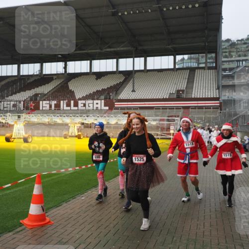 07.12.2025 - St. Pauli X-Mass-Run No. 15 Fabian Wolf http://msf.ph/oto/9410385 07.12.2025 11:11:11 Ziel 48, 411, 660, 667, 669, 697, 698, 777, 787, 788, 812, 815, 817, 832, 841, 909, 1518, 1519, 1557, 1565, 1568, 1619, 1707, 2258, 2742, 4801, 4813 meine-sportfotos.de