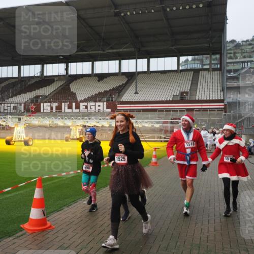 07.12.2025 - St. Pauli X-Mass-Run No. 15 Fabian Wolf http://msf.ph/oto/9410388 07.12.2025 11:11:11 Ziel 48, 411, 660, 667, 669, 697, 698, 777, 787, 788, 812, 815, 817, 832, 841, 909, 1518, 1519, 1557, 1565, 1568, 1619, 1707, 2258, 2742, 4801, 4813 meine-sportfotos.de
