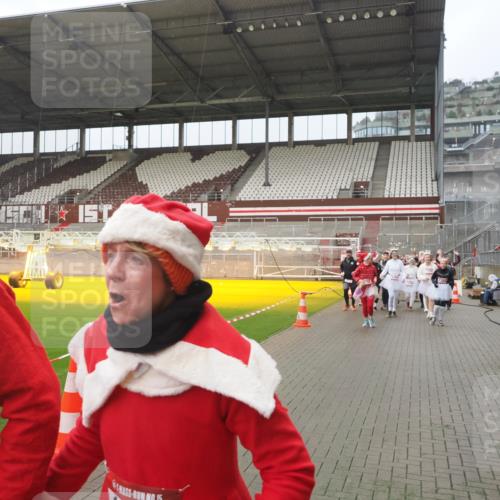 07.12.2025 - St. Pauli X-Mass-Run No. 15 Fabian Wolf http://msf.ph/oto/9410418 07.12.2025 11:11:13 Ziel 48, 411, 660, 697, 698, 777, 787, 788, 812, 815, 817, 832, 841, 909, 1145, 1146, 1147, 1518, 1519, 1557, 1565, 1568, 1619, 1707, 2258, 2742, 4801, 4813 meine-sportfotos.de
