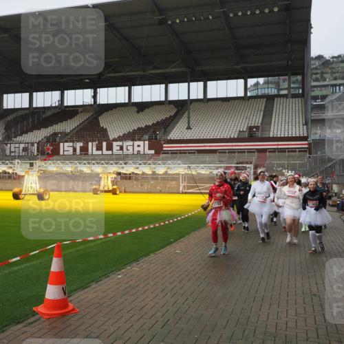 07.12.2025 - St. Pauli X-Mass-Run No. 15 Fabian Wolf http://msf.ph/oto/9410424 07.12.2025 11:11:16 Ziel 411, 697, 698, 777, 787, 788, 812, 815, 817, 832, 841, 909, 1145, 1146, 1147, 1518, 1519, 1557, 1565, 1568, 1619, 1707, 2258, 2742, 4801, 4805, 4806, 4810, 4813, 5005, 5006 meine-sportfotos.de