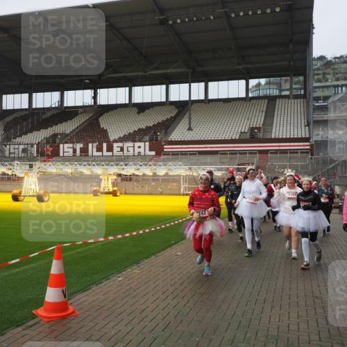07.12.2025 - St. Pauli X-Mass-Run No. 15 Fabian Wolf http://msf.ph/oto/9410433 07.12.2025 11:11:16 Ziel 411, 697, 698, 777, 787, 788, 812, 815, 817, 832, 841, 909, 1145, 1146, 1147, 1518, 1519, 1557, 1565, 1568, 1619, 1707, 2258, 2742, 4801, 4805, 4806, 4810, 4813, 5005, 5006 meine-sportfotos.de
