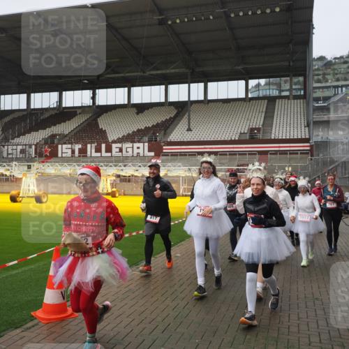07.12.2025 - St. Pauli X-Mass-Run No. 15 Fabian Wolf http://msf.ph/oto/9410456 07.12.2025 11:11:18 Ziel 171, 182, 190, 411, 697, 698, 777, 787, 788, 812, 815, 817, 832, 841, 909, 1145, 1146, 1147, 1518, 1519, 1557, 1565, 1568, 1619, 1707, 2258, 2742, 4801, 4805, 4806, 4810, 4813, 5005, 5006 meine-sportfotos.de