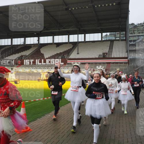 07.12.2025 - St. Pauli X-Mass-Run No. 15 Fabian Wolf http://msf.ph/oto/9410462 07.12.2025 11:11:18 Ziel 171, 182, 190, 411, 697, 698, 777, 787, 788, 812, 815, 817, 832, 841, 909, 1145, 1146, 1147, 1518, 1519, 1557, 1565, 1568, 1619, 1707, 2258, 2742, 4801, 4805, 4806, 4810, 4813, 5005, 5006 meine-sportfotos.de